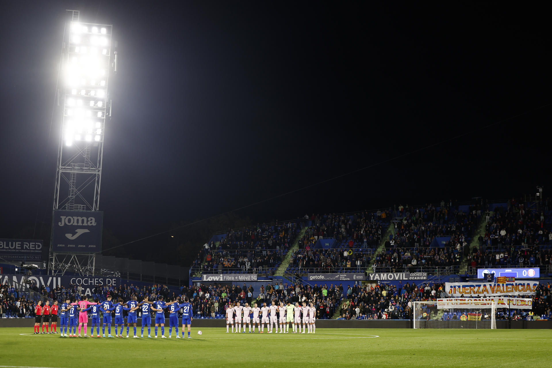 Minuto de silencio por los fallecidos a causa de la dana de Valencia en los momentos previos al partido de LaLiga entre el Getafe y el Girona, este domingo en el Coliseo de Getafe. EFE/ Sergio Pérez
