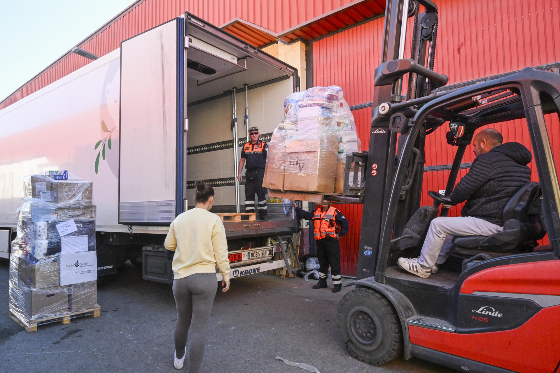 Voluntarios ayudan a llenar uno de los 19 camiones tráiler con  más de 300 toneladas de mercancía de primera necesidad recopiladas en distintos puntos de Andalucía momentos antes de partir este lunes desde Granada en una iniciativa humanitaria promovida por la Plataforma de Técnicos en Emergencias Sanitarias (Platesa), con representación en las ocho provincias andaluzas.EFE/Miguel Ángel Molina
