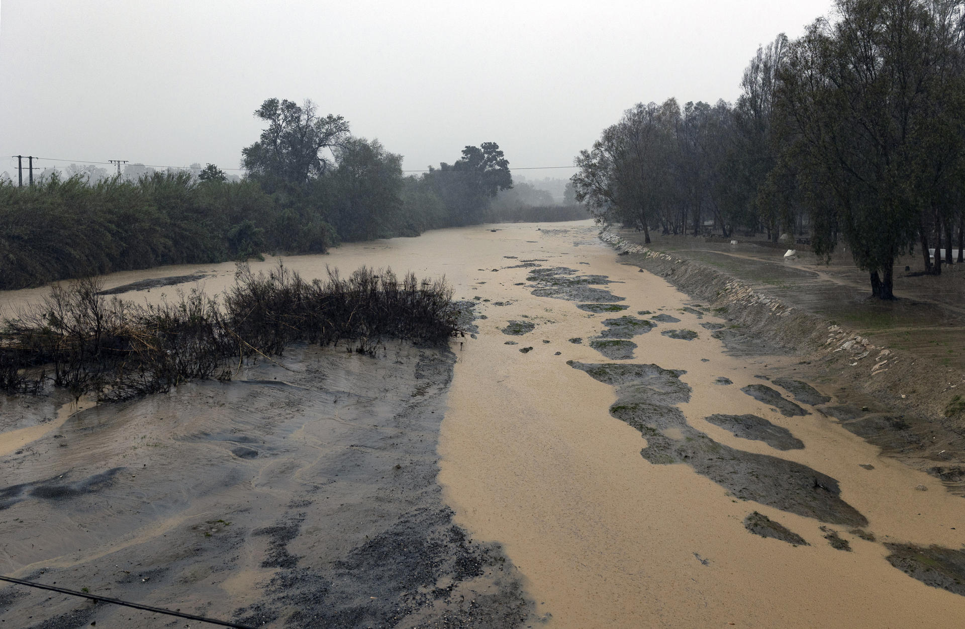 Imagen del río Guadalhorce a su paso por la Estación de Cártama, este miércoles en el que las comarcas malagueñas de la Axarquía, de la Costa del Sol y del Guadalhorce han entrado a las 10.00 horas en aviso rojo por riesgo extremo ante la previsión de fuertes lluvias de hasta 120 litros por metro cuadrado en doce horas, según la Agencia Estatal de Meteorología (Aemet). EFE/Carlos Díaz
