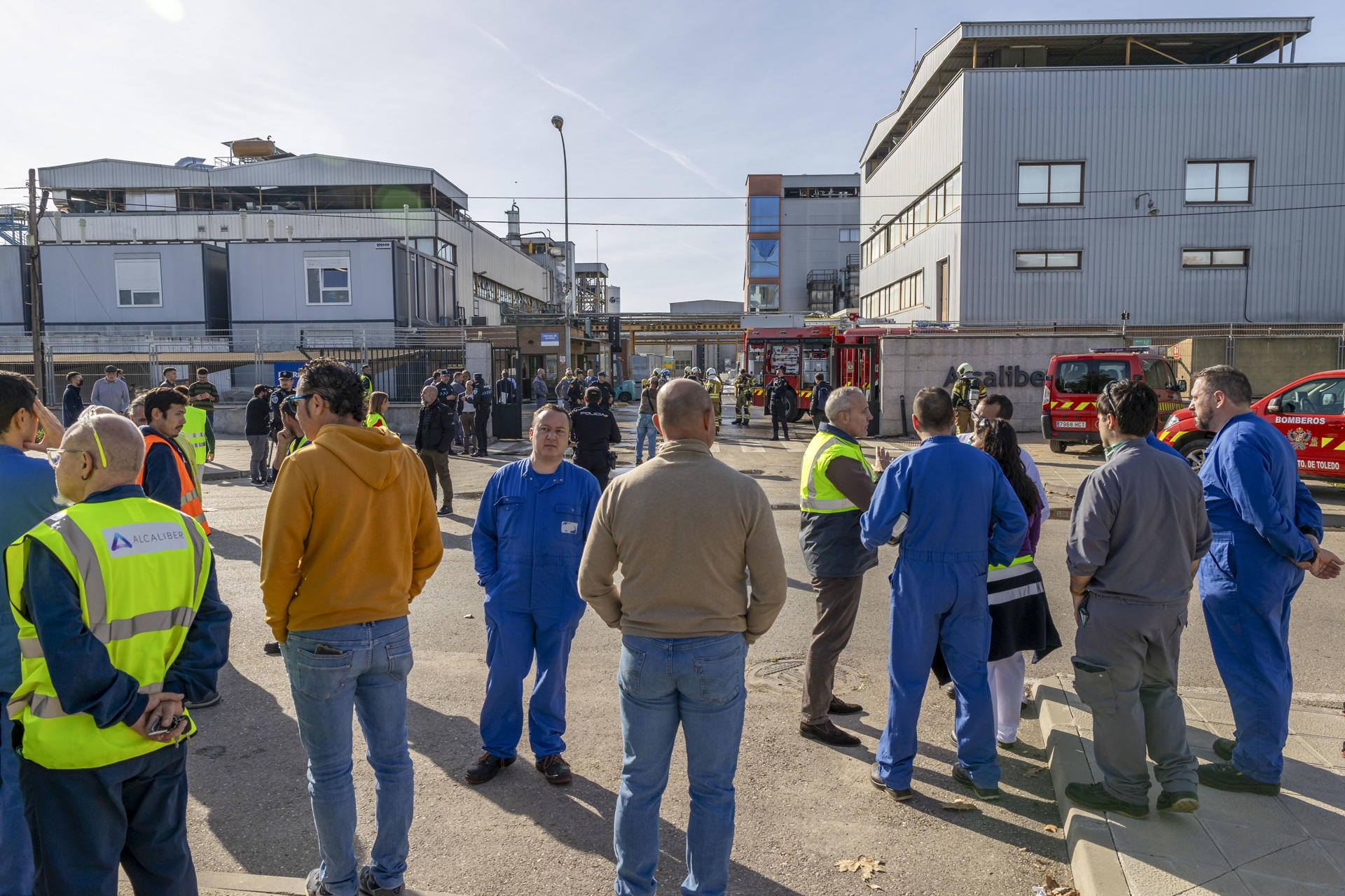 Varios trabajadores aguardan en las proximidades después de que una caldera de iso-butanol, situada en las dependencias de una empresa de productos químicos de Toledo, haya explotado este miércoles hiriendo a tres personas, al tiempo que ha generado un incendio que de momento no se ha extendido a otras instalaciones industriales de la zona. EFE/ Ángeles Visdómine
