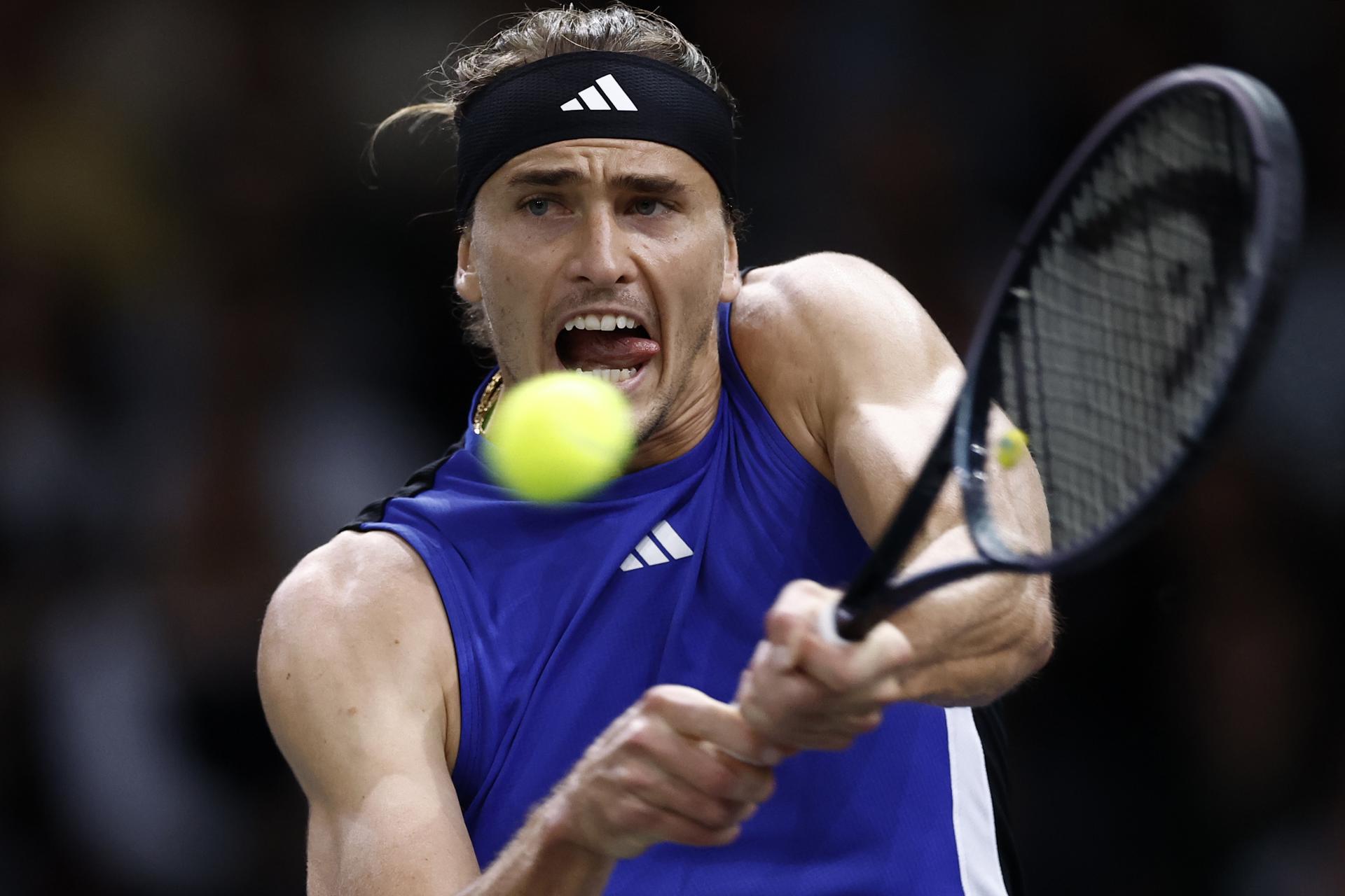 El tenista alemán Alexander Zverev en acción ante el francés Ugo Humbert en la final del ATP Paris Masters tennis en Paris, Francia. EFE/EPA/YOAN VALAT
