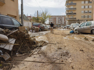 Vecinos de La Torre (Valencia) limpian las calles y sus viviendas, este viernes. EFE/Ana Escobar