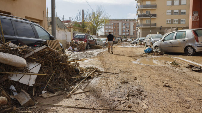 Vecinos de La Torre (Valencia) limpian las calles y sus viviendas, este viernes. EFE/Ana Escobar
