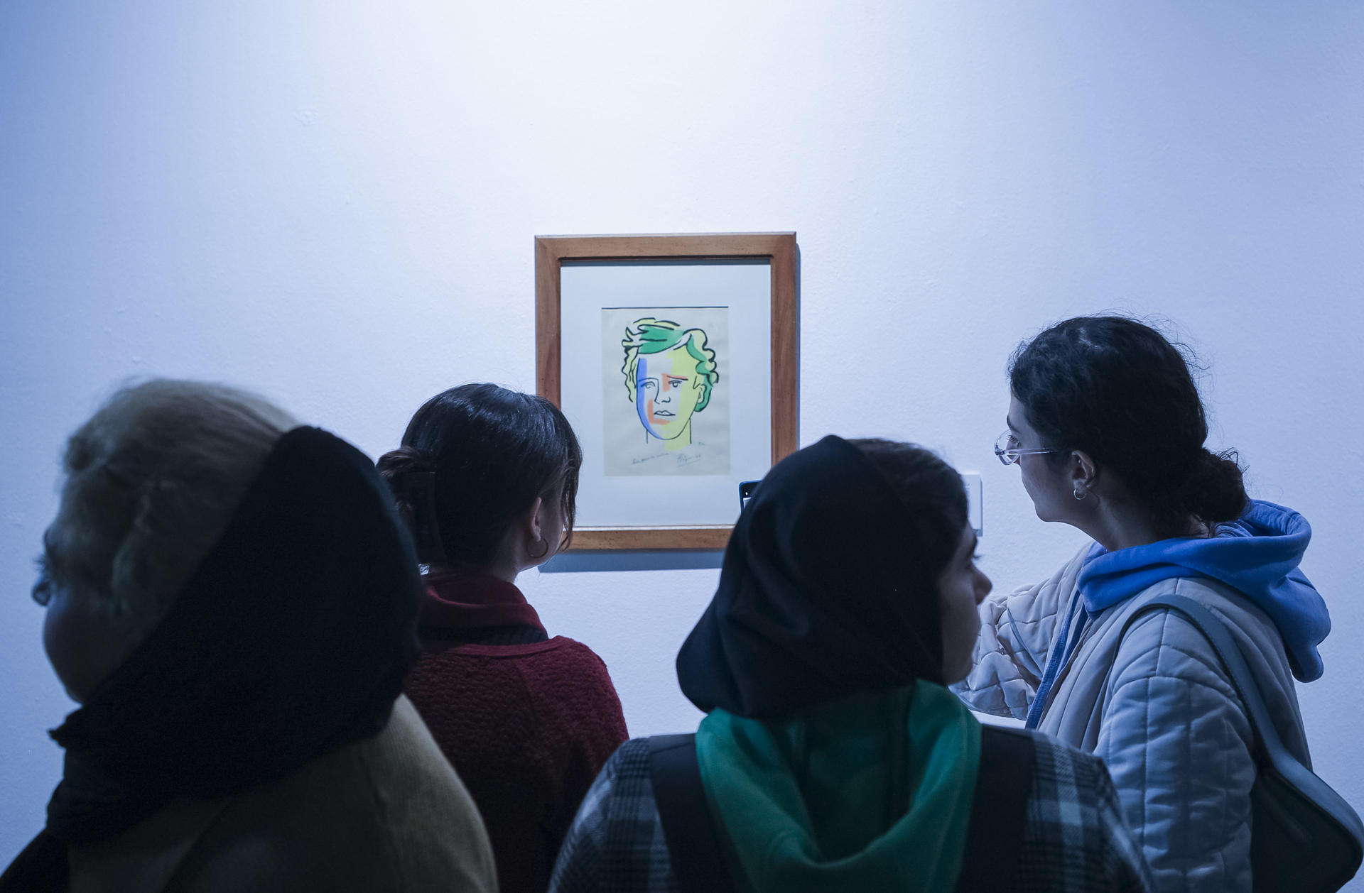 Un grupo de jóvenes observa la obra 'Les Iluminations', de Fernandina Léger, en el Museo de Arte Contemporáneo de Teherán.EFE/Jaime León
