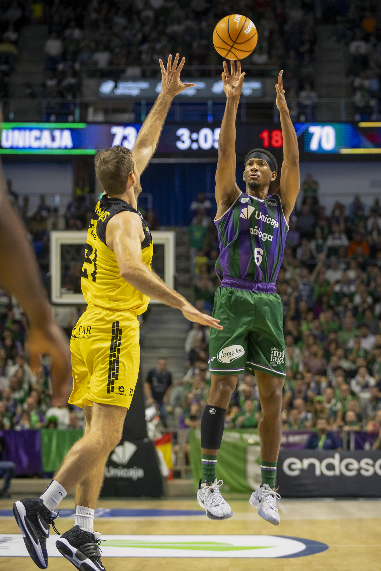 El jugador del Unicaja Kameron Taylor (d) lanza a canasta, durante el partido de la Liga Endesa de baloncesto que Unicaja y La Laguna Tenerife disputaron en el Palacio de los Deportes José María Martín Carpena, en Málaga. EFE/Álvaro Cabrera
