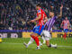 El defensa francés del Atlético de Madrid Clement Lenglet (i) y el centrocampista del Valladolid Raúl Moro durante el partido de LaLiga entre el Real Valladolid y el Atlético de Madrid, este sábado en el estadio José Zorrilla. EFE/R. GARCIA.