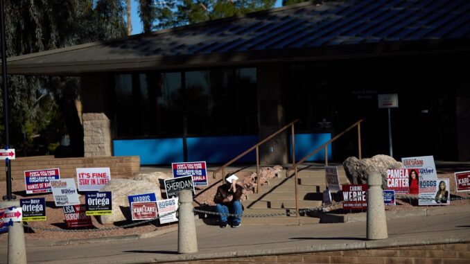 Una persona espera para emitir su voto en el Día de las Elecciones en Scottsdale, Arizona, EE.UU., 05 de noviembre de 2024. EFE/EPA/Allison Dinner
