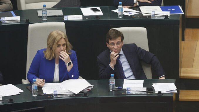 El alcalde de Madrid, José Luis Martínez-Almeida, acompañado por la vicealcaldesa, María Inmaculada Sanz, en un pleno del Ayuntamiento de Madrid. EFE/Rodrigo Jiménez
