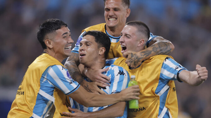 Juan Fernando Quintero (c) de Racing celebra con sus compañeros un gol ante Corinthians este jueves, en un partido de las semifinales de la Copa Sudamericana. EFE/ Juan Ignacio Roncoroni
