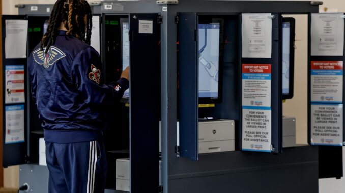 Una persona emite su voto en el recinto electoral de la Biblioteca Metropolitana del Condado de Fulton el día de las elecciones en Atlanta, Georgia, EE. UU., el 5 de noviembre de 2024. EFE/EPA/ERIK S. LESSER
