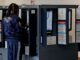 Una persona emite su voto en el recinto electoral de la Biblioteca Metropolitana del Condado de Fulton el día de las elecciones en Atlanta, Georgia, EE. UU., el 5 de noviembre de 2024. EFE/EPA/ERIK S. LESSER