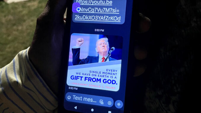 Un mensaje de texto de la campaña electoral de Donald Trump con contenido religioso, llega el miércoles 23 de octubre de 2024 al teléfono móvil de Rubén Grijalva, pastor de una iglesia evangélica al nordeste de Houston, Texas (EE.UU.). En un austero edificio blanco al noreste de Houston (Texas), con suelo de concreto y sin aire acondicionado, el pastor Rubén Grijalva habla sobre Babilonia y las penurias que los judíos exiliados pasaron allí en los tiempos antes de Cristo. EFE/Alejandra Arredondo
