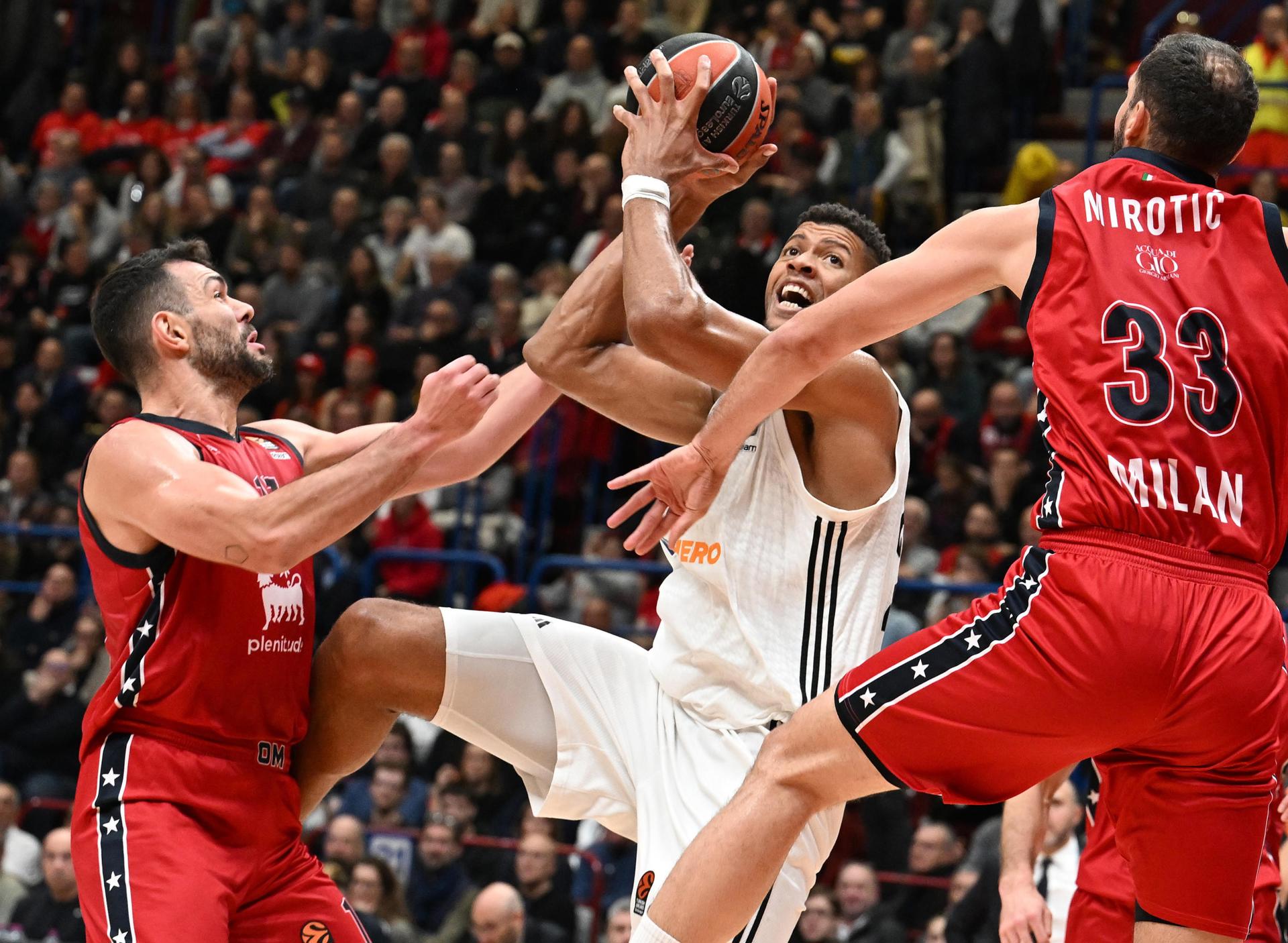 Milan (Italy), 07/11/2024.- El Real Madrid cosechó este jueves su quinta derrota en cinco encuentros como visitante en la Euroliga, esta vez en la pista del Milán (85-76) tras un duelo en el que apenas dio señales positivas y que entregó de manera definitiva por un mal comienzo del último cuarto. EFE/EPA/DANIEL DAL ZENNARO
