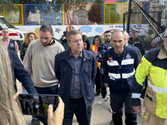 El presidente de Castilla-La Mancha, Emiliano García-Page (c), durante su visita a Letur, este jueves. EFE/ Miguel Andújar