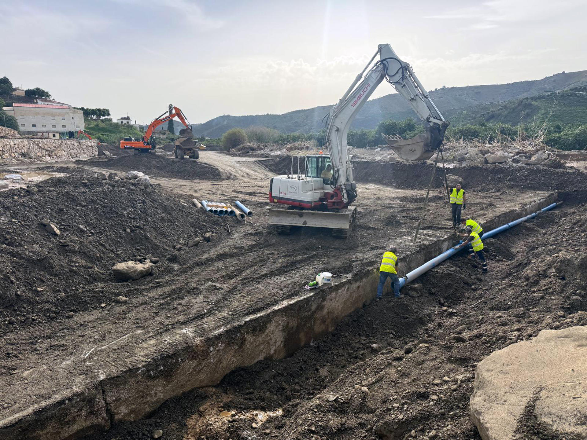 Operarios de Axaragua, empresa pública que suministra el agua en alta a los municipios de Comares, Almáchar, Cútar y El Borge de la comarca de la Axarquía (Málaga), trabajan desde el pasado jueves en cuatro grupos arreglando numerosas averías que mantienen sin agua a 5.000 vecinos, dado que la tubería transcurre por el río Benamargosa y hay que sustituirlos.EFE/Empresa Aguas Axaragua //SOLO USO EDITORIAL/SOLO DISPONIBLE PARA ILUSTRAR LA NOTICIA QUE ACOMPAÑA (CRÉDITO OBLIGATORIO)//
