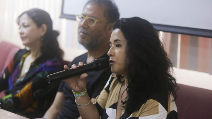 La poeta ecuatoriana Aleyda Quevedo participa en entrevista, este jueves en la Universidad de Panamá, en Ciudad de Panamá (Panamá). EFE/Carlos Lemos
