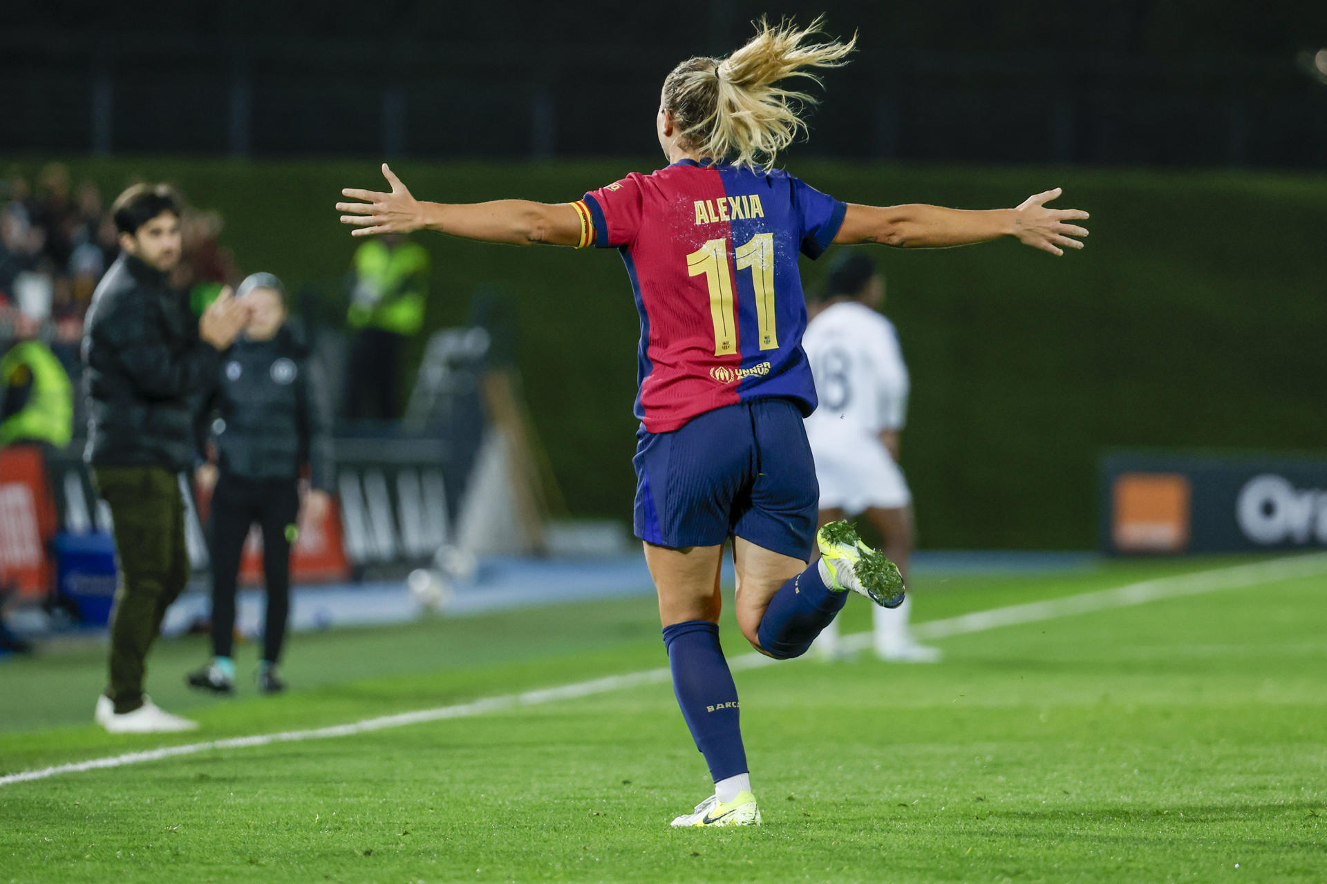 La centrocampista del Barcelona Alexia Putellas celebra tras anotar el 0-4 para su equipo durante el partido de la jornada 10 de la Liga F entre Real Madrid y Barcelona, este sábado en el Estadio Alfredo Di Stéfano de Madrid. EFE/ Juanjo Martín
