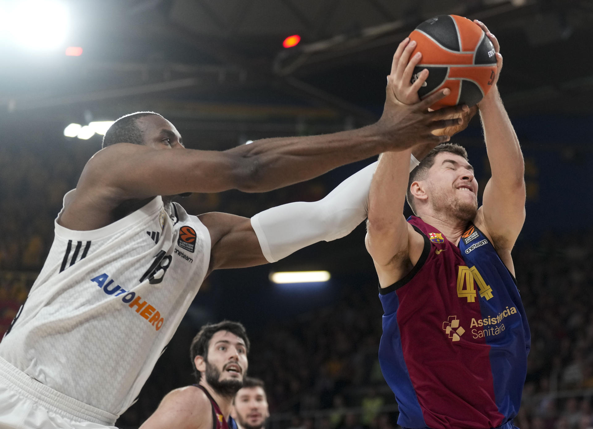 El jugador del Barça Parra (d) pelea un balón con Ibaka, del Real Madrid, durante el partido de EuroLiga que Barça y Real Madrid disputan este jueves en el Palau Blaugrana, en Barcelona. EFE/ Enric Fontcuberta
