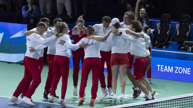 El equipo polaco celebra la victoria ante España en los octavos de final en la Copa Billie Jean King, por lo que España queda eliminada de la competición por 2-0 en el global y las polacas se enfrentarán a la República Checa en los cuartos de final del torneo que se disputa en Málaga.EFE/Carlos Díaz.
