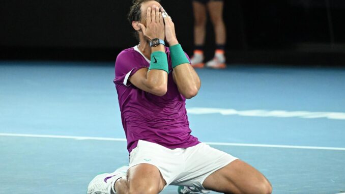 El tenista español Rafael Nadaltras ganar el Abierto de Australia en 2022. EFE/EPA/DEAN LEWINS
