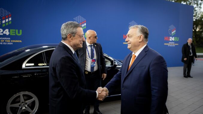 Budapest (Hungría), 08/11/2024.- El primer ministro húngaro, Viktor Orban (d) recibe al exprimer ministro italina y expresidente del BCE Mario Draghi (i) antes del comienzo de la Cumbre informal del Consejo Europeo. EFE/EPA/ZOLTAN FISCHER/ OFICINA DE PRENSA HÚNGARA. SOLO USO EDITORIAL
