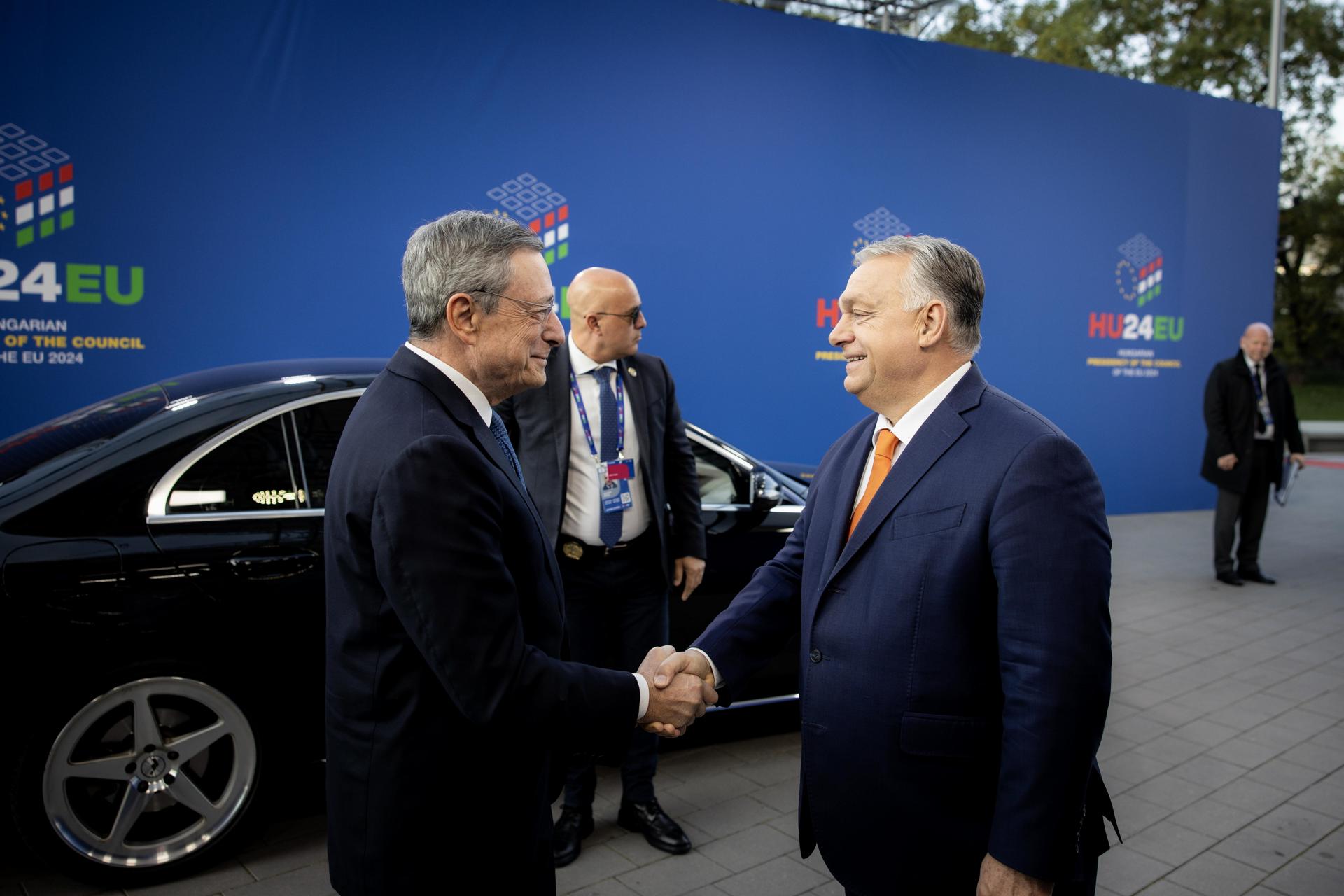 Budapest (Hungría), 08/11/2024.- El primer ministro húngaro, Viktor Orban (d) recibe al exprimer ministro italina y expresidente del BCE Mario Draghi (i) antes del comienzo de la Cumbre informal del Consejo Europeo. EFE/EPA/ZOLTAN FISCHER/ OFICINA DE PRENSA HÚNGARA. SOLO USO EDITORIAL
