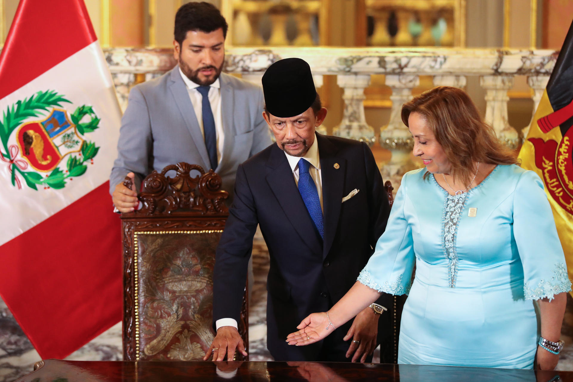 La presidenta de Perú, Dina Boluarte, y el sultán de Brunéi, Haji Hassanal Bolkiah, participan en la entrega del Gran Collar de la Orden del Sol del Perú, después de la firma de un memorándum, este martes en Lima (Perú). EFE/ Paolo Aguilar
