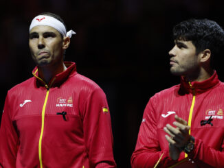 Los tenistas Rafa Nadal (izda) y Carlos Alcaraz, que junto all equipo español, capitaneado por David Ferrer, con Roberto Bautista, Marcel Granollers y Pedro Martínez, y junto a la bandera de la Comunidad Valenciana han guardado un minuto de silencio en memoria a las víctimas de las inundaciones en Valencia, momentos antes de comenzar las Finales de la Copa Davis que abren los equipos de España y Países Bajos, este martes en Málaga en el Palacio de los Deportes José María Martín Carpena. EFE/Jorge Zapata