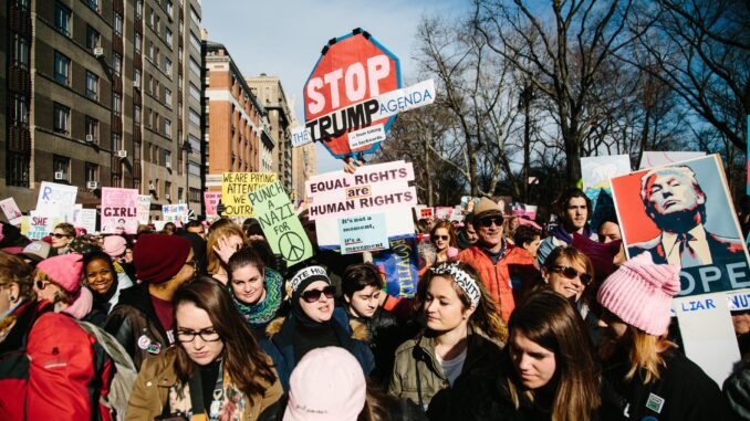 La gente se reúne para la Marcha de las Mujeres en Nueva York, Nueva York, EE. UU., el 20 de enero de 2018. La protesta, que se lleva a cabo en ciudades de todo el país, ocurre un año después de que se celebrara la primera Marcha de las Mujeres en respuesta a la toma de posesión del presidente Donald Trump. EFE/EPA/Alba Vigaray
