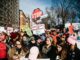 La gente se reúne para la Marcha de las Mujeres en Nueva York, Nueva York, EE. UU., el 20 de enero de 2018. La protesta, que se lleva a cabo en ciudades de todo el país, ocurre un año después de que se celebrara la primera Marcha de las Mujeres en respuesta a la toma de posesión del presidente Donald Trump. EFE/EPA/Alba Vigaray