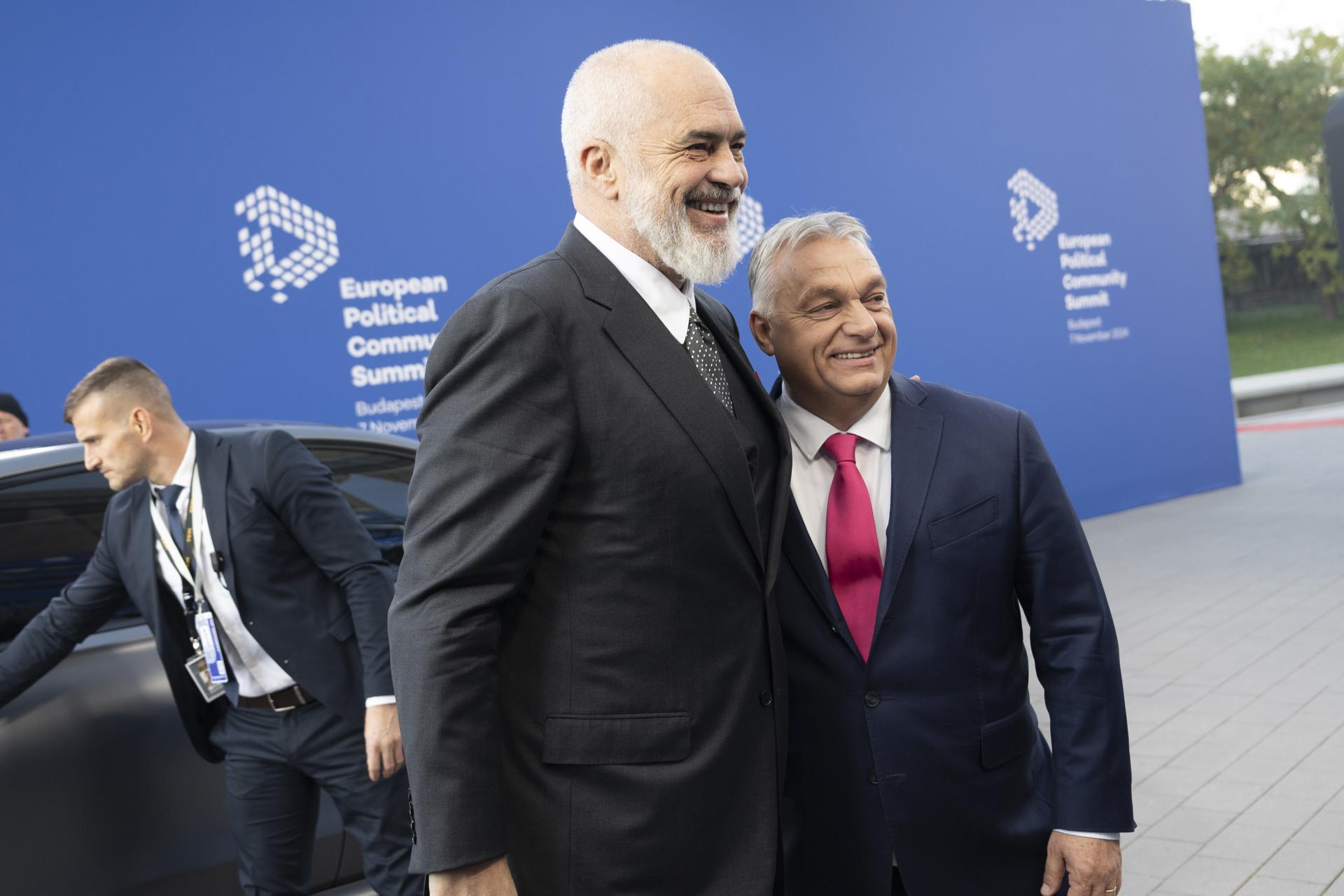 El primer ministro húngaro, Viktor Orban (d), recibe al primer ministro albanés, Edi Rama, en la quinta cumbre de la Comunidad Política Europea (CPE) en el Puskas Arena de Budapest, el 7 de noviembre de 2024. EFE/EPA/VIVIEN CHER BENKO HANDOUT - EDITORIAL USE ONLY - NO SALESHANDOUT EDITORIAL USE ONLY/NO SALES
