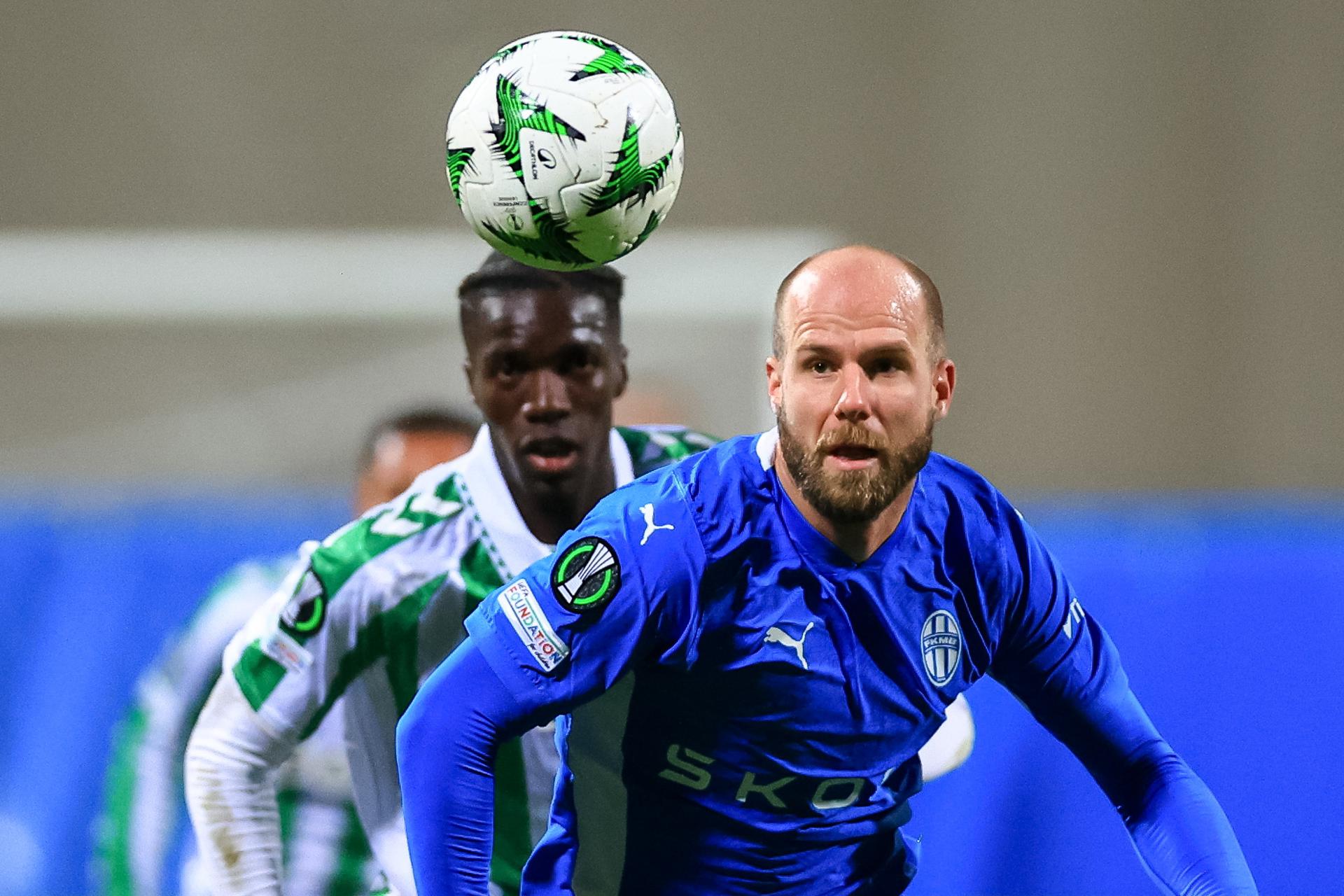 El Betis defraudó de nuevo en la Liga Conferencia y, en un pésimo partido, encajó su segunda derrota en la cuarta jornada al caer por 2-1 ante el Mladá Boleslav checo, que remontó en solo tres minutos el gol en el 17 del argentino Giovani Lo Celso -expulsado en la recta final- con tantos de Vojta (m.51) y Vydra (m.54). EFE/EPA/MARTIN DIVISEK
