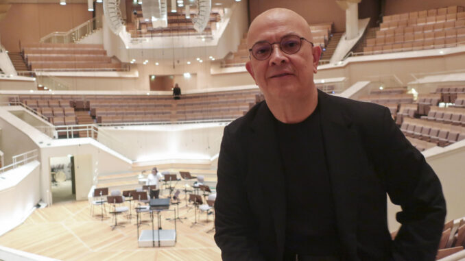 El director y compositor costarricense Eddie Mora posa durante una entrevista con EFE en la Sala de cámara de la Filarmónica de Berlín, este jueves. Mora, galardonado con un Latin Grammy, reinterpretó el Guernica, la mítica obra de Pablo Picasso, junto a otros músicos latinoamericanos y españoles, en un concierto celebrado en Berlín en el marco de la primera edición del Festival Diálogos Iberoamericanos. EFE/José Manzaneque
