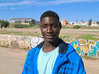 Mansour Konte, el joven de 18 años de Guinea-Conakri que llegó en patera a Canarias y que en Málaga se ha convertido en héroe al salvar a una mujer del agua durante la dana, ha logrado varias ofertas de trabajo tras hacerse famosa su hazaña y además ha podido reencontrarse con su rescatada, Cristina.EFE/Salvador Ruiz