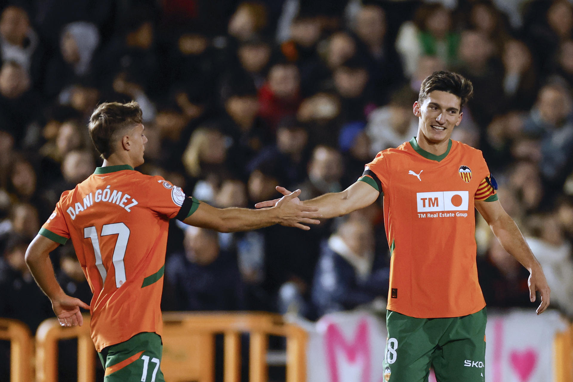 El centrocampista del Valencia Pepelu (d) celebra tras anotar el 0-1 durante el encuentro de la Copa del Rey disputado este martes entre el CP Parla Escuela y el Valencia CF en el estadio Las Américas de Madrid. EFE/ Sergio Pérez
