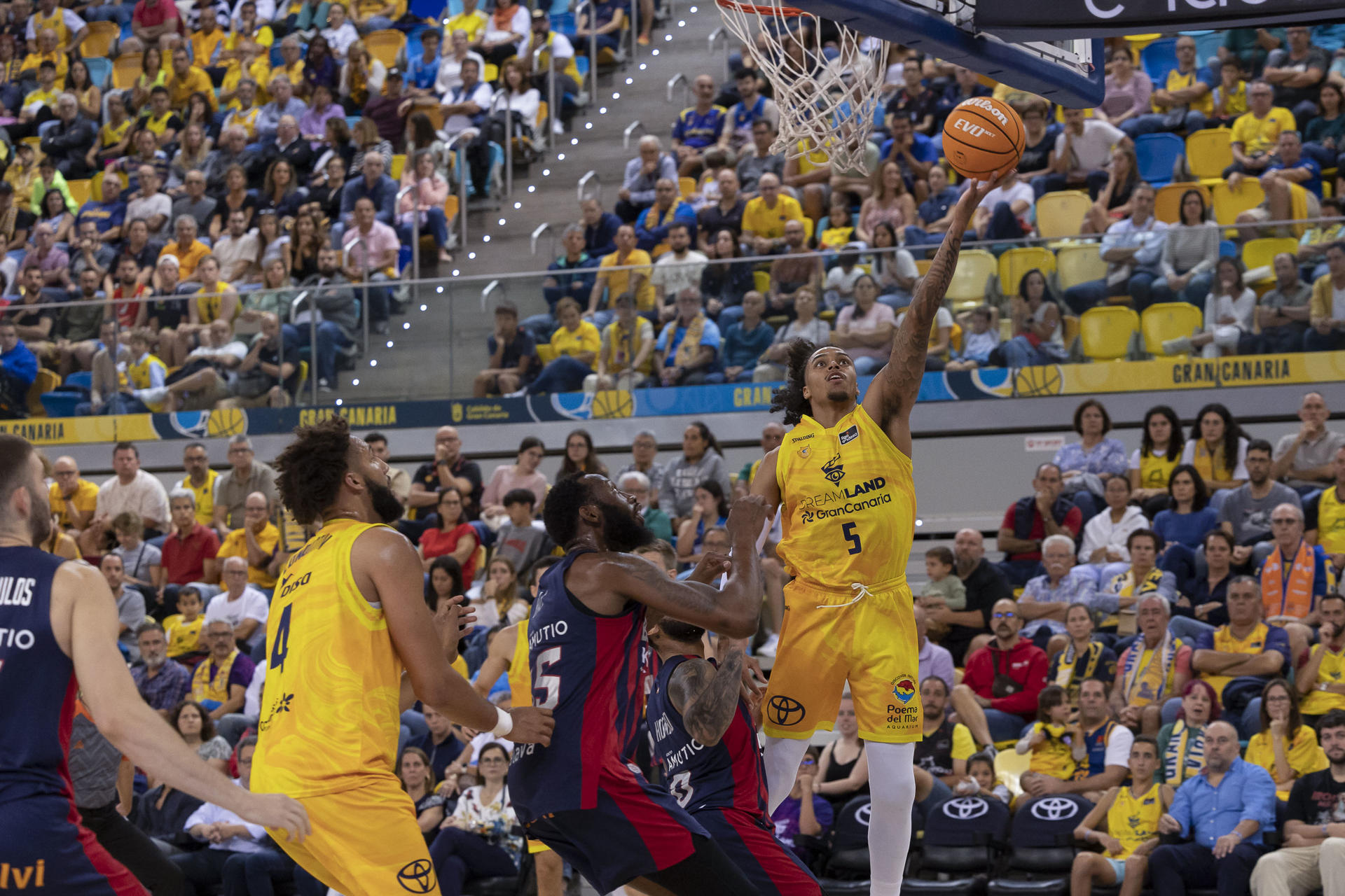 El jugador de Gran Canaria Homesley (dcha) entra a canasta ante la defensa del Baskonia, durante el encuentro correspondiente a la fase regular de la Liga Endesa que disputaron Gran Canaria y Baskonia en el Gran Canaria Arena. EFE/Quique Curbelo
