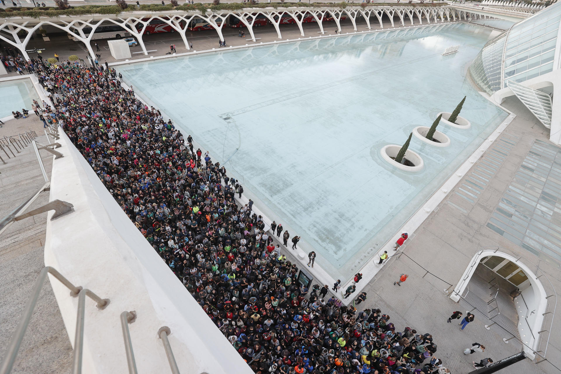 Miles de personas se han acercado este sábado hasta la Ciudad de las Artes y las Ciencias para presentarse como voluntarios para ayudar en las labores de reconstrucción de las localidades afectadas por la dana. Con más de 200 muertos a causa de la dana, la mayoría en la provincia de Valencia, la solidaridad ciudadana se abre paso desde toda España para hacer llegar ayuda a los damnificados, atendidos por miles de voluntarios en las zonas más afectadas y en medio del dolor por las víctimas en el tercer día de luto oficial. EFE/Manuel Bruque
