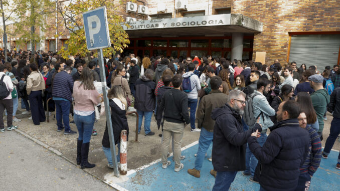 Un grupo de personas a las puertas de la facultad de Ciencias Económicas de la Universidad Complutense de Madrid, donde este sábado se celebra la prueba de las oposiciones de RTVE para informador. EFE/ Zipi Aragon
