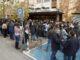 Un grupo de personas a las puertas de la facultad de Ciencias Económicas de la Universidad Complutense de Madrid, donde este sábado se celebra la prueba de las oposiciones de RTVE para informador. EFE/ Zipi Aragon