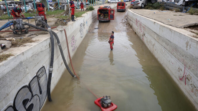 Bomberos de Motril continúan con las labores de achique en un túnel de Alfafar, este miércoles. Voluntarios, fuerzas de seguridad, bomberos, militares y vecinos de las localidades más afectadas por la dana continúan con las tareas de limpieza mientras los equipos de rescate siguen rastreando la zona para intentar localizar a las personas que aún sigue desaparecidas. EFE/Miguel Ángel Polo
