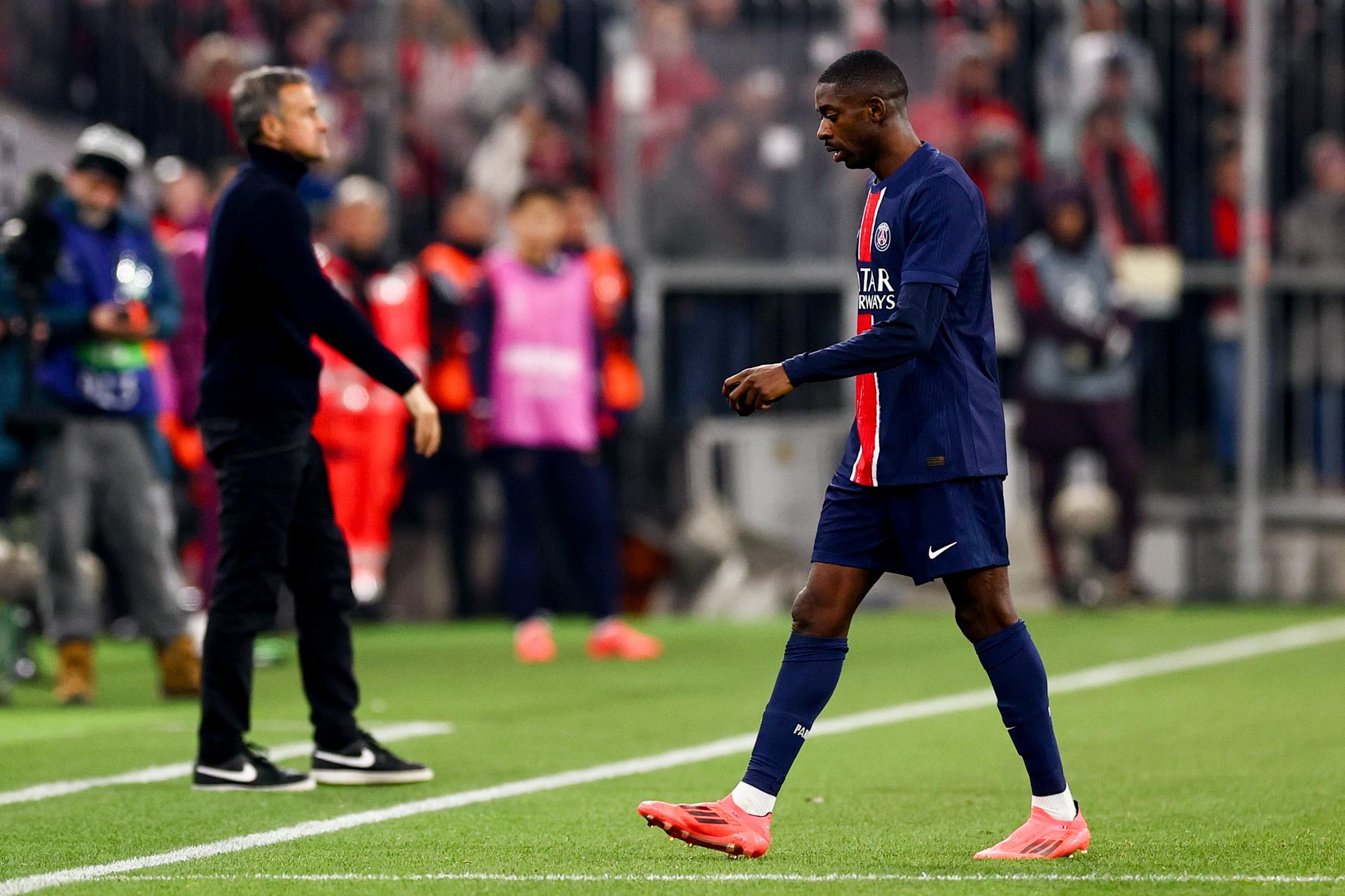 Ousmane Dembele es expulsado durante el partido de la quinta jornada de la UEFA Champions League que han disputado Bayern Munich y Paris Saint-Germain (PSG) en Múnich, Alemania. EFE/EPA/ANNA SZILAGYI
