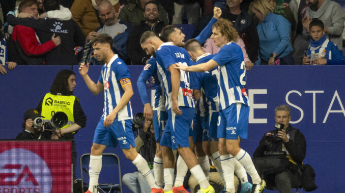 Los jugadores del Espanyol celebran tras marcar ante el Celta, durante el partido de LaLiga que RCD Espanyol y Celta de Vigo disputaron en el estadio de RCDE Stadium. en Barcelona. EFE/Marta Pérez
