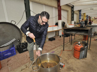 El chef del restaurante Maralba, dos estrellas Michelin, preparando la comida para el personal destacado en Letur, este lunes. Continúa la búsqueda de cuatro personas desaparecidas en Letur (Albacete) tras la riada del martes 29 de octubre, mientras que el Gobierno de Castilla-La Mancha constituye la comisión de coordinación para la reconstrucción de este municipio albacetense, gravemente afectado por la dana. EFE/ Manu