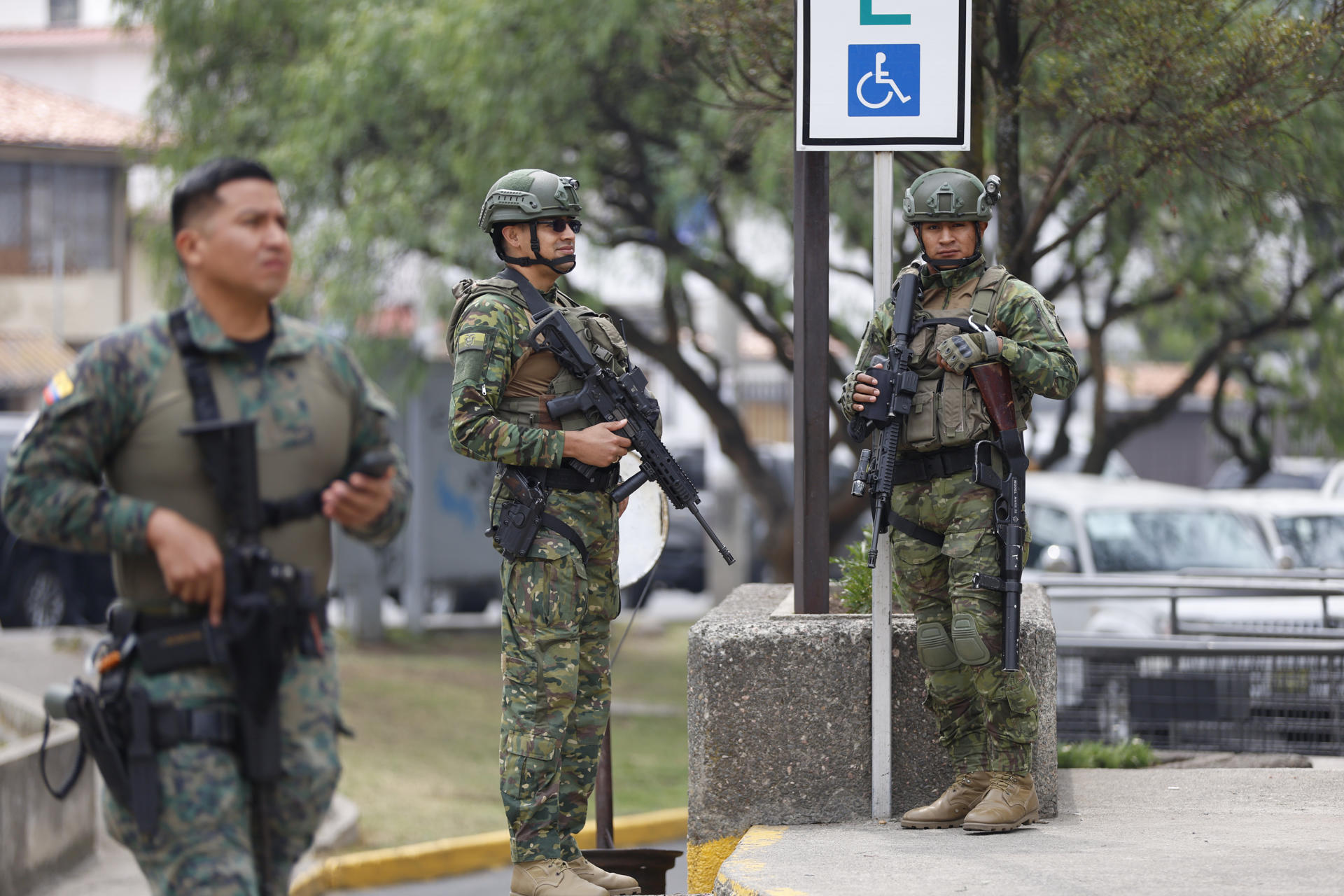 Integrantes de las Fuerzas Armadas de Ecuador vigilan afuera del museo Pumapungo donde se desarrollará la XXIX Cumbre Iberoamericana de Jefes de Estado y de Gobierno este jueves, en Cuenca (Ecuador). EFE/ Bienvenido Velasco
