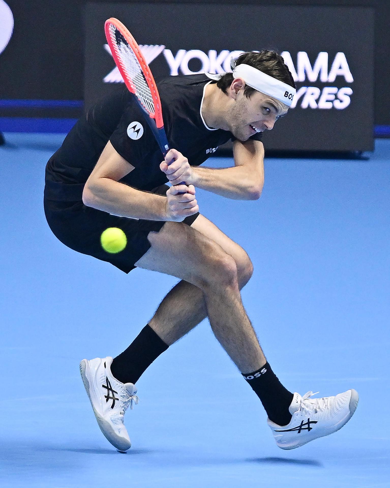 Taylor Fritz en acción durante su partido de las Finales ATP contra Alex de Miñaur en Turín, Italia.
