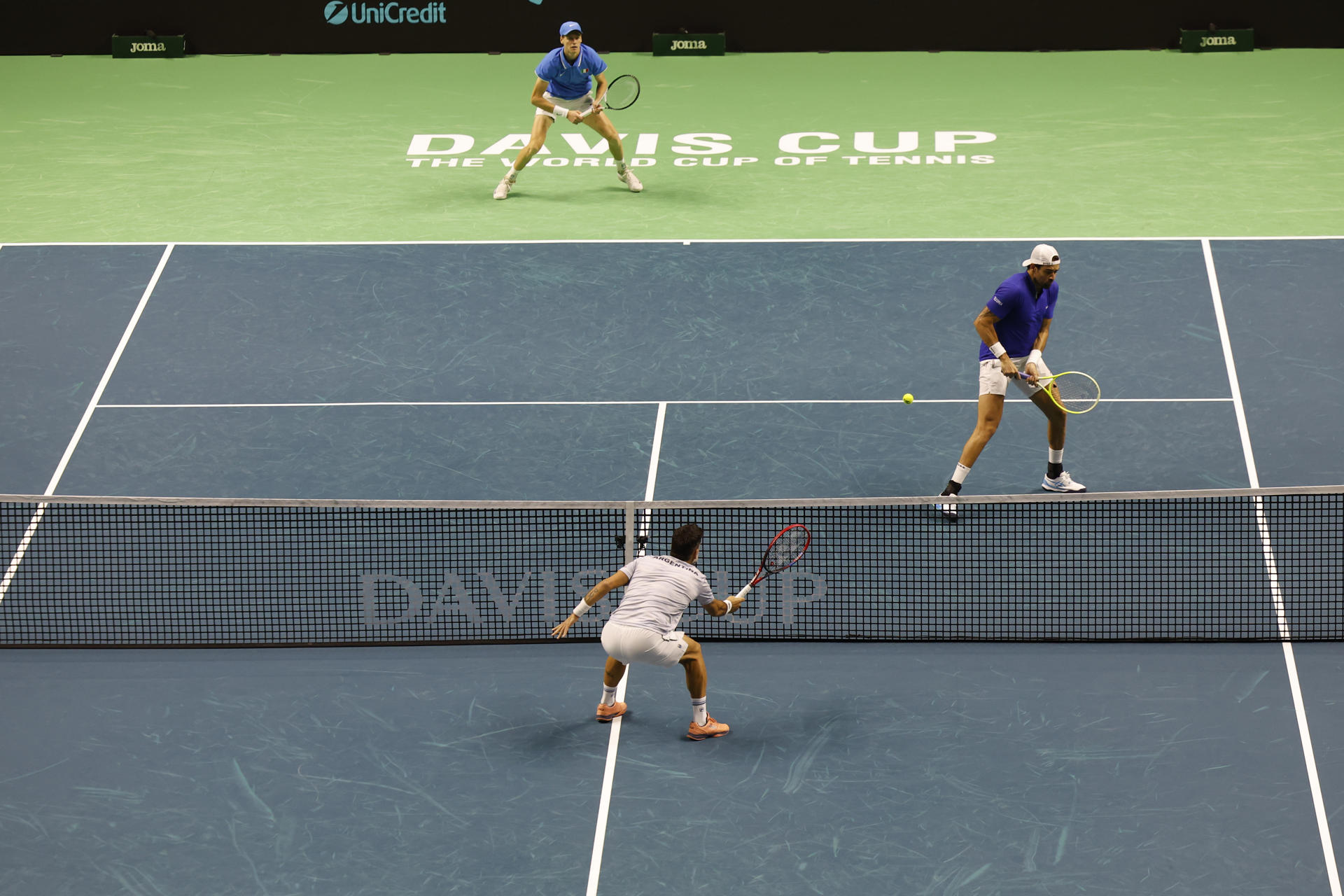 Los tenistas italiano Jannick Sinner (i) y su compañero Matteo Berrettini (d) y el argentino Máximo González (c), durante el partido de dobles de cuartos de final de la Copa Davis de tenis disputado hoy jueves en el Pabellón José María Martín Carpena de Málaga. EFE/Jorge Zapata
