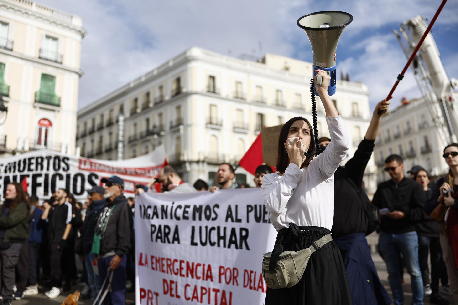 Vista de la manifestación en solidaridad con los afectados por la dana y para exigir responsabilidades en la Puerta del Sol en Madrid este domingo. EFE/ Rodrigo Jiménez
