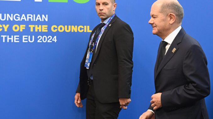 El canciller alemán Olaf Scholz (d) llega a un consejo informal de los jefes de Estado y de Gobierno de la UE en el Puskas Arena de Budapest, el 8 de noviembre de 2024. EFE/EPA/ZOLTAN MATHE HUNGARY OUT
