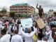 Manifestantes durante una marcha organizada por profesionales de la salud mozambiqueños, liderados por médicos en Maputo, Mozambique, 05 de noviembre de 2024. La manifestación se considera la primera en Maputo desde la paralización de actividades para impugnar los resultados electorales. EFE/EPA/LUISA NHANTUMBO