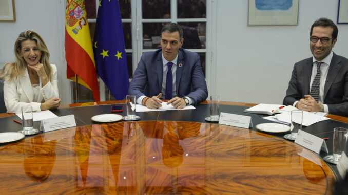 El presidente del Gobierno, Pedro Sánchez (c), acompañado de la vicepresidenta Yolanda Díaz y del ministro de Economía, Carlos Cuerpo (d) durante un encuentro con representantes de los agentes sociales (CEOE, CEPYME, CCOO y UGT) de ámbito nacional y de la Comunitat Valenciana para analizar las consecuencias de la dana, este jueves en el Complejo de la Moncloa. EFE/ Zipi
